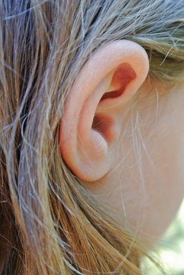 Kinder Ohr