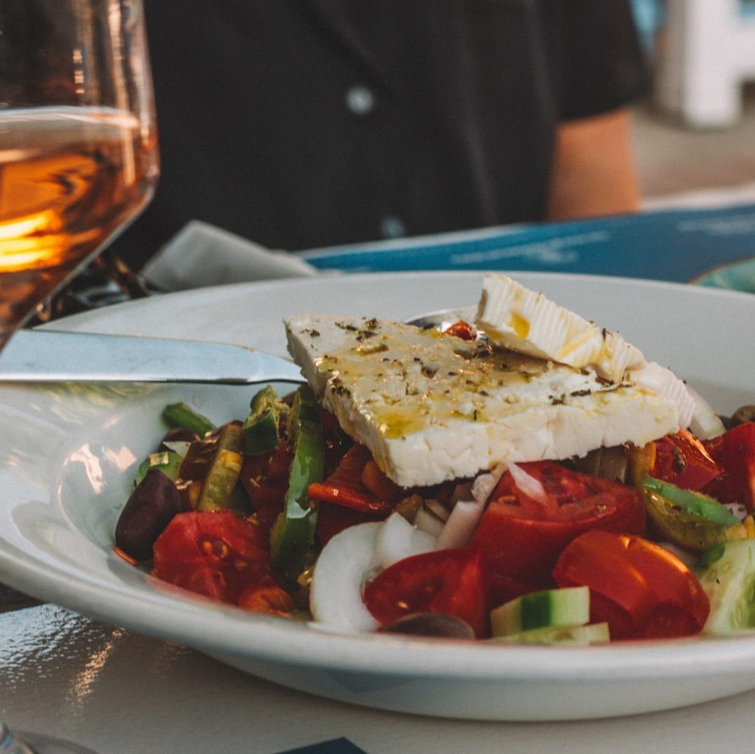 Griechischer Salat auf weißem Teller