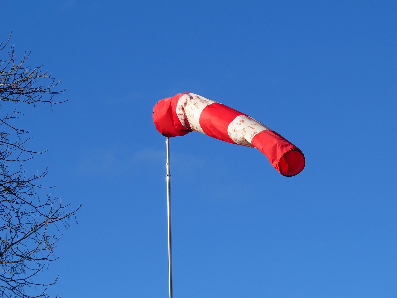 wind direction indicator, air bag, cross wind