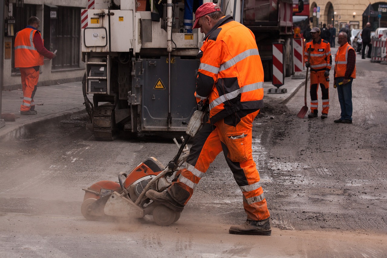 road construction, construction worker, teersäge