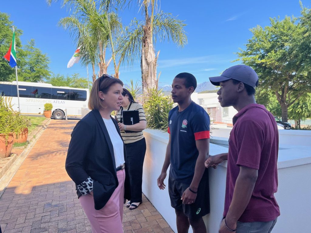 Landesrätin Langer- Weninger im Austausch mit Studenten